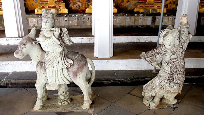 Statues in Wat Arun.