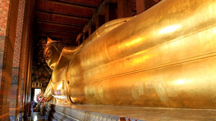 The huge reclining Buddha in the Wat Pho.